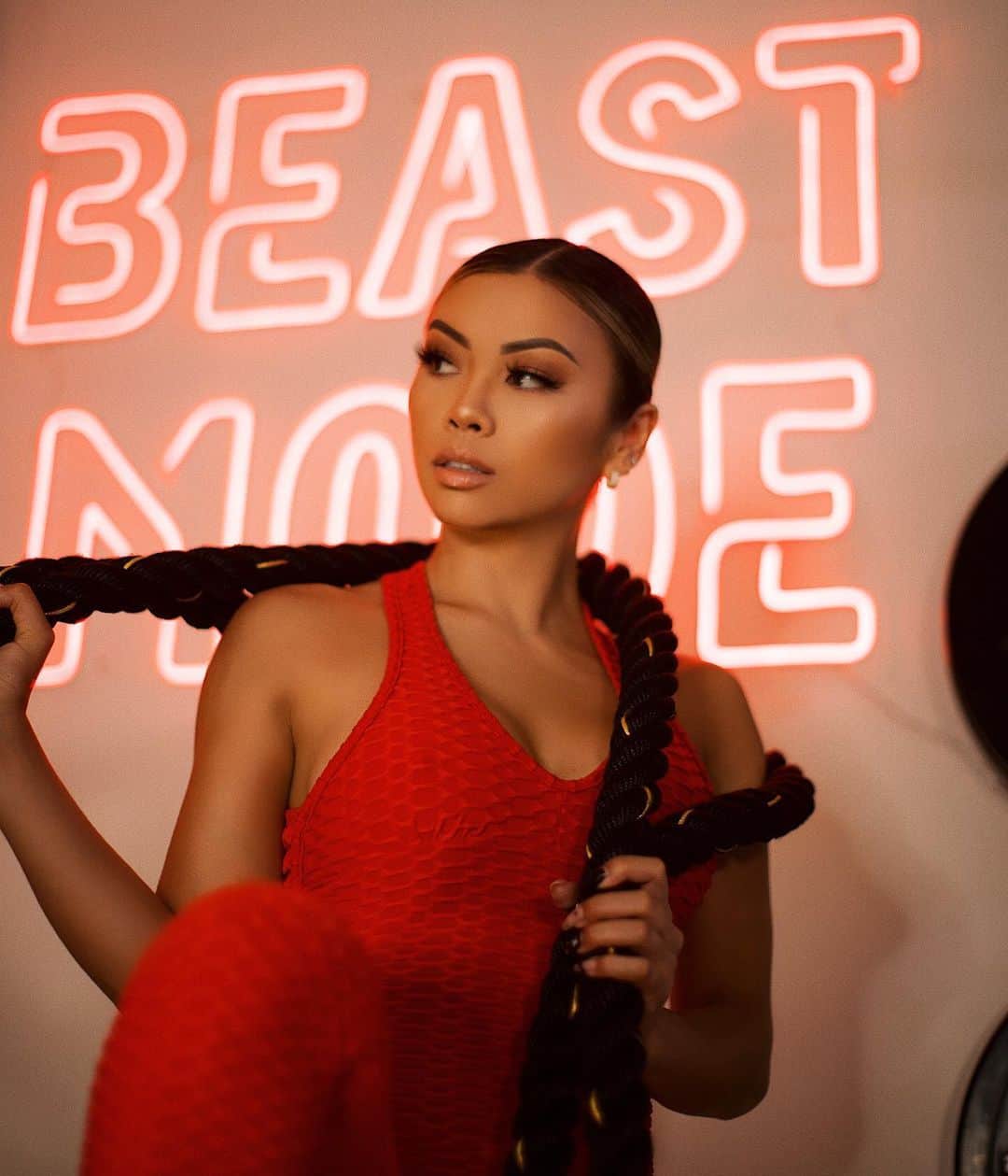 リアン Vのインスタグラム：「Dropping something special tomorrow on @shoplianev ❤️ So excited to share what I’ve been working on 🔥 Stay tuned! #BEASTMODE」