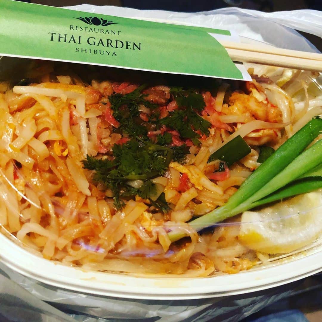 有奈めぐみのインスタグラム：「パッタイテイクアウト。 ここのお店のパッタイが1番好きで、自粛中はお休みしていて開けてからちょこちょこテイクアウトさせてもらってる。待ちわびていたのよ、この味を。 #av #風俗嬢 #熟女 #渋谷 #タイ料理 #テイクアウト #パッタイ #タイガーデン #タイガーデン渋谷」