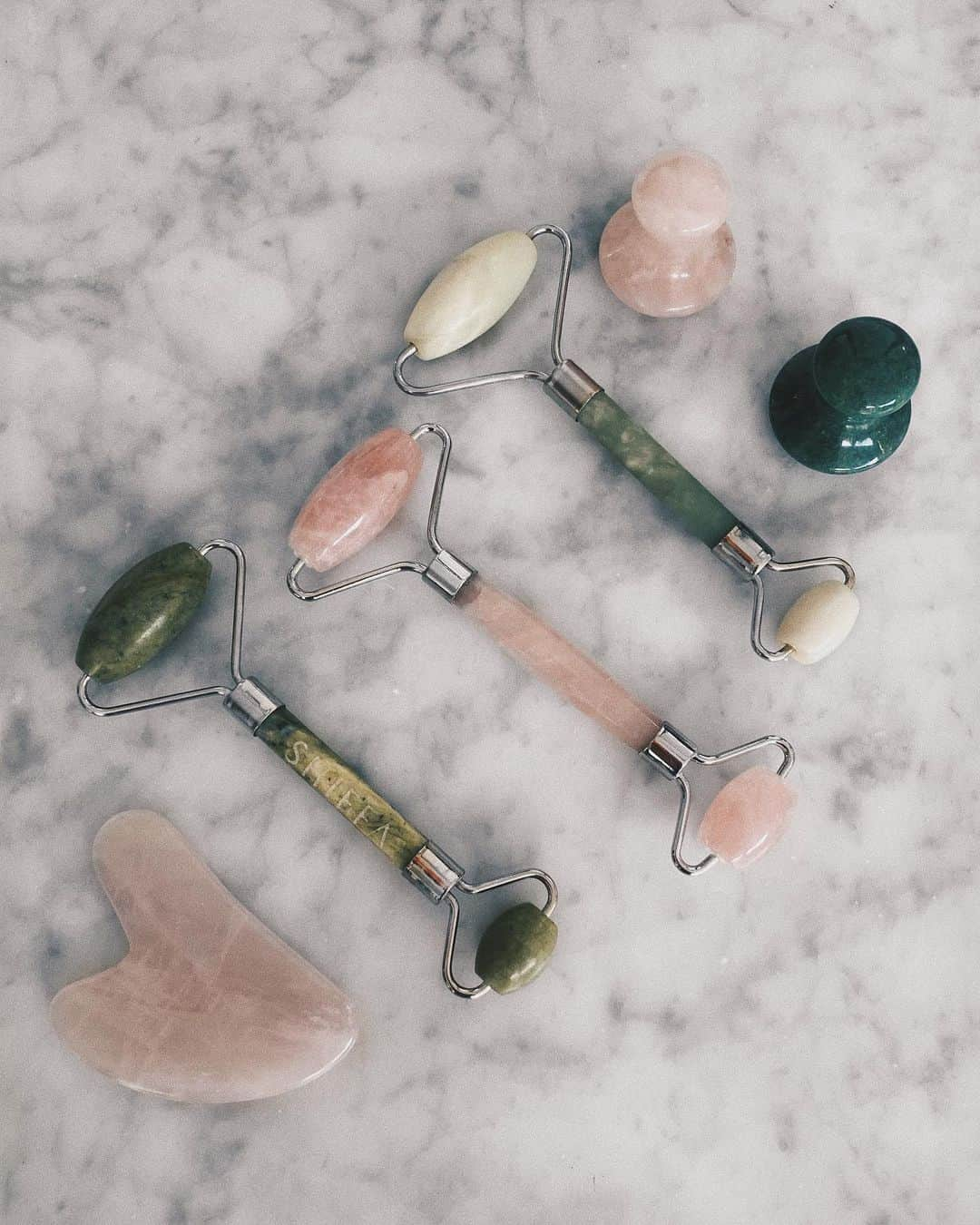 ジョセフィン・スクリヴァーさんのインスタグラム写真 - (ジョセフィン・スクリヴァーInstagram)「selfcare 🌿 here are some of the facial tools I use every day.」6月24日 2時38分 - josephineskriver