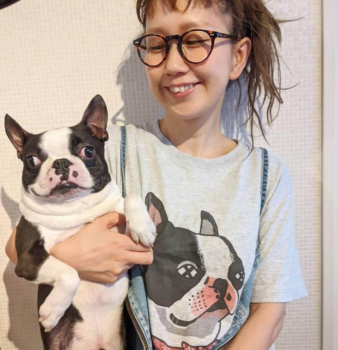 中村フーさんのインスタグラム写真 - (中村フーInstagram)「いつもお世話なってます、中崎町の美容室ルプティプランスさんの店長のえみんこさんが、飼ってる犬のガッちゃんのTシャツ着たいとの事で少し不安ながらも描かせてもらったら自分でもびっくりするぐらい上手く描けました。 そのTシャツが届いたという連絡をくれたので嬉しくて載させていただきました。 お洒落な方が着るとこんなにも映えるのですね。 えみんこさんありがとうございますー！ #みなさんも #ルプティプランス #是非 #6.7年？ぐらい通ってる #色んな芸人さんにルプティ紹介したら #みんな常連さん #この店のスタッフさんにだけいつも爆笑とれる #お笑い無双状態 #僕も小学生の頃から20年ぐらいずっと犬飼ってました #2年前ぐらいにたまたま行った病院で犬アレルギーが判明 #確かに犬に舐められたら痒かった覚えはある #でも犬飼いたい」6月24日 2時52分 - hendernakamura