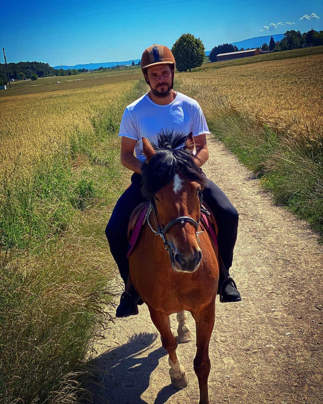 スタニスラス・ワウリンカさんのインスタグラム写真 - (スタニスラス・ワウリンカInstagram)「Today my daughter taught me how to horse ride ... @martinfuchs_official is it too late to start something ? 🙄🐎☀️🏇🏻🤠🤷🏻‍♂️💕 #horses #love #enjoy #daughter #stanthehorseman」6月24日 2時52分 - stanwawrinka85