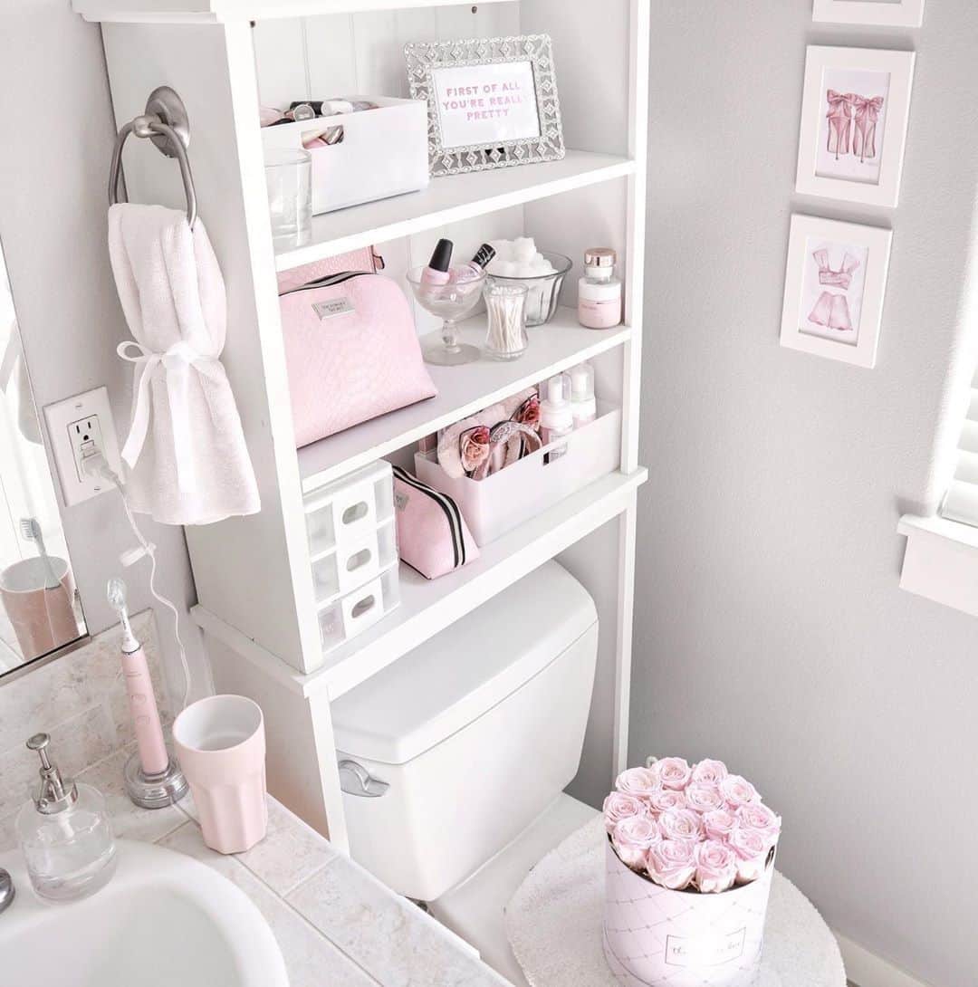 Philips Sonicareのインスタグラム：「With extra time for organizing, @tiamcintosh_ created the color-coordinated bathroom of our dreams! We adore this #shelfie featuring her #PhilipsSonicare. . . . Do you have a #shelfie you’d love to show off? Share a #shelfie with your #PhilipsSonicare and tag us for a chance to be featured on our page!」