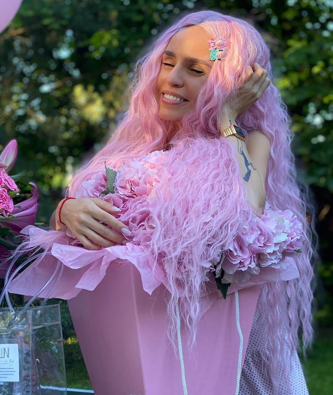 RU.TVさんのインスタグラム写真 - (RU.TVInstagram)「💇 Как тебе такое преображение Zivert? Розовые волосы очень идут исполнительнице. Настоящий образ русалки! ⠀ 💗 А какая Zivert нравится тебе? Пиши свое мнение в комментариях! ⠀ #rutv #рутв #zivert @_zivert」6月24日 3時00分 - ru_tv