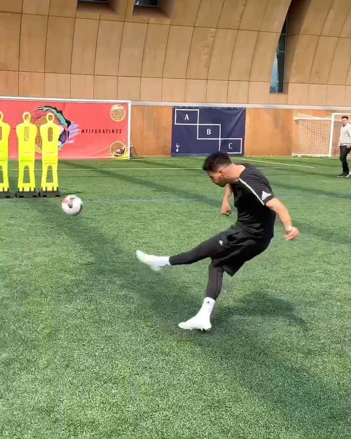 F2Freestylersのインスタグラム：「BACK 2️⃣ BACK 🔝🗑🔥 Swipe across to see it all in one take! 🎬🤪✅」