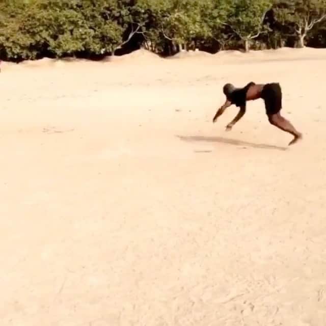 エイコンのインスタグラム：「Had to remind the village who’s the flip Champion. #goodolddays. I’m up for any CHALLANGE. 😁😁😁」