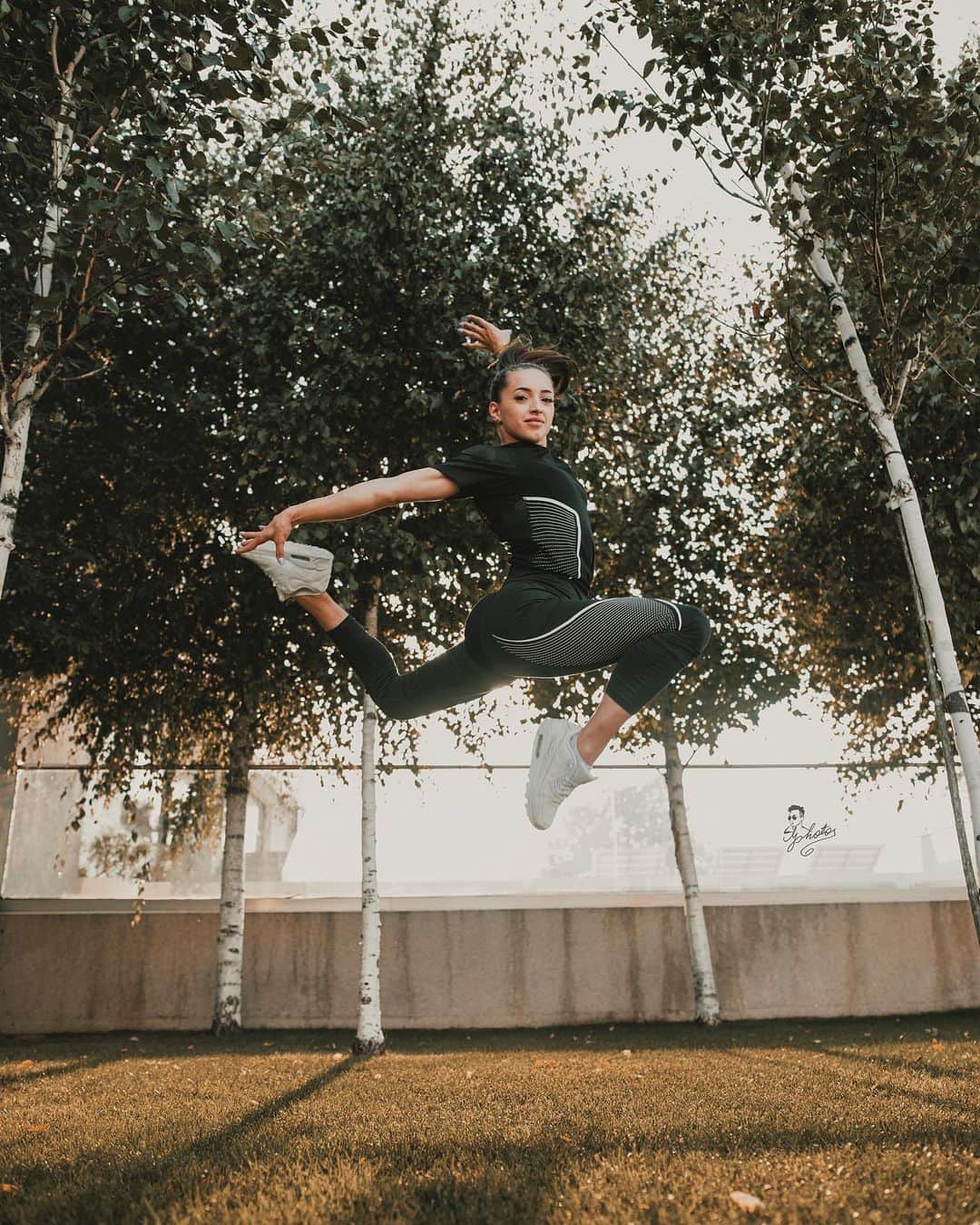 ラリサ・ヨルダケのインスタグラム：「Push yourself, because no one else is going to do it for you. 🙌 💜 • Pic by @george_pantelimon」
