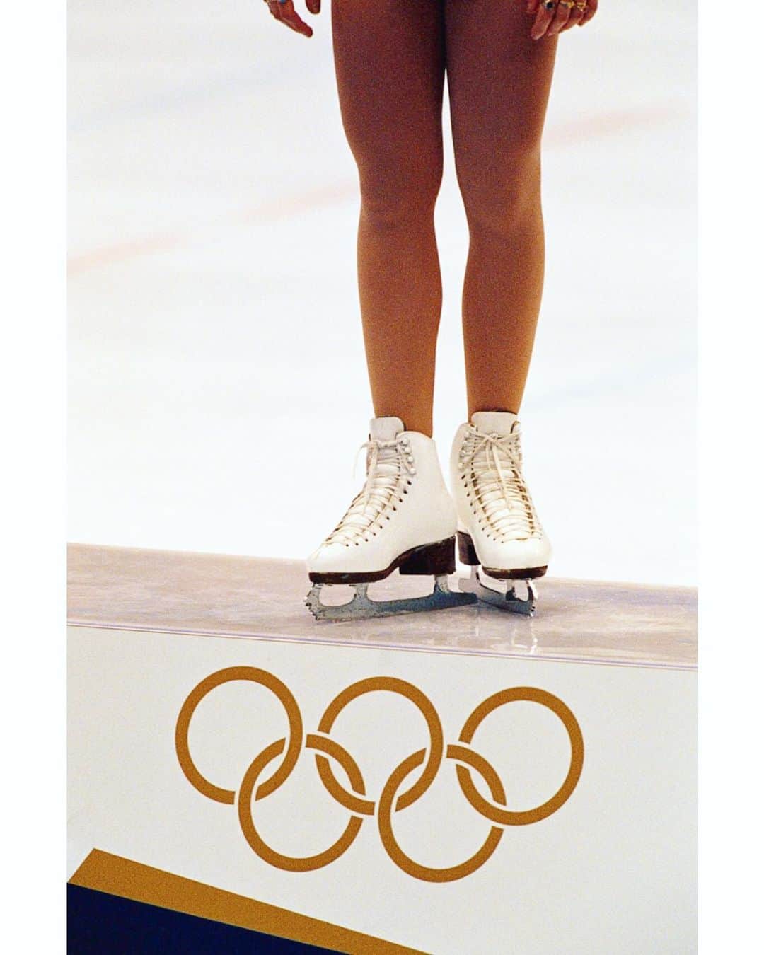 タラ・リピンスキーのインスタグラム：「It’s #OlympicDay and I hope it reminds us all to dream big. Sometimes I look back at my younger self and wonder how I had such blind faith and belief that if I worked hard enough I would make my dream a reality. The chances of my specific goal in general were pretty slim but I just didn’t care. We should all take a lesson from her and just not care if a dream seems impossible. Because anything can happen. 💫」