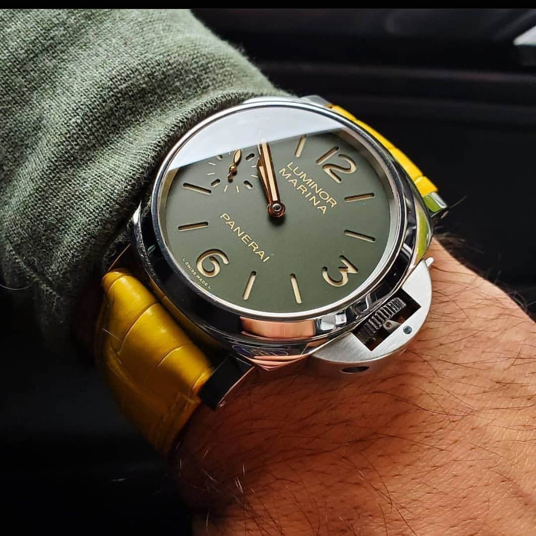 パネライのインスタグラム：「What do you think of the green dial and yellow strap combo on the #Panerai #PAM911 from my good buddy @azcii #paneraicentral」