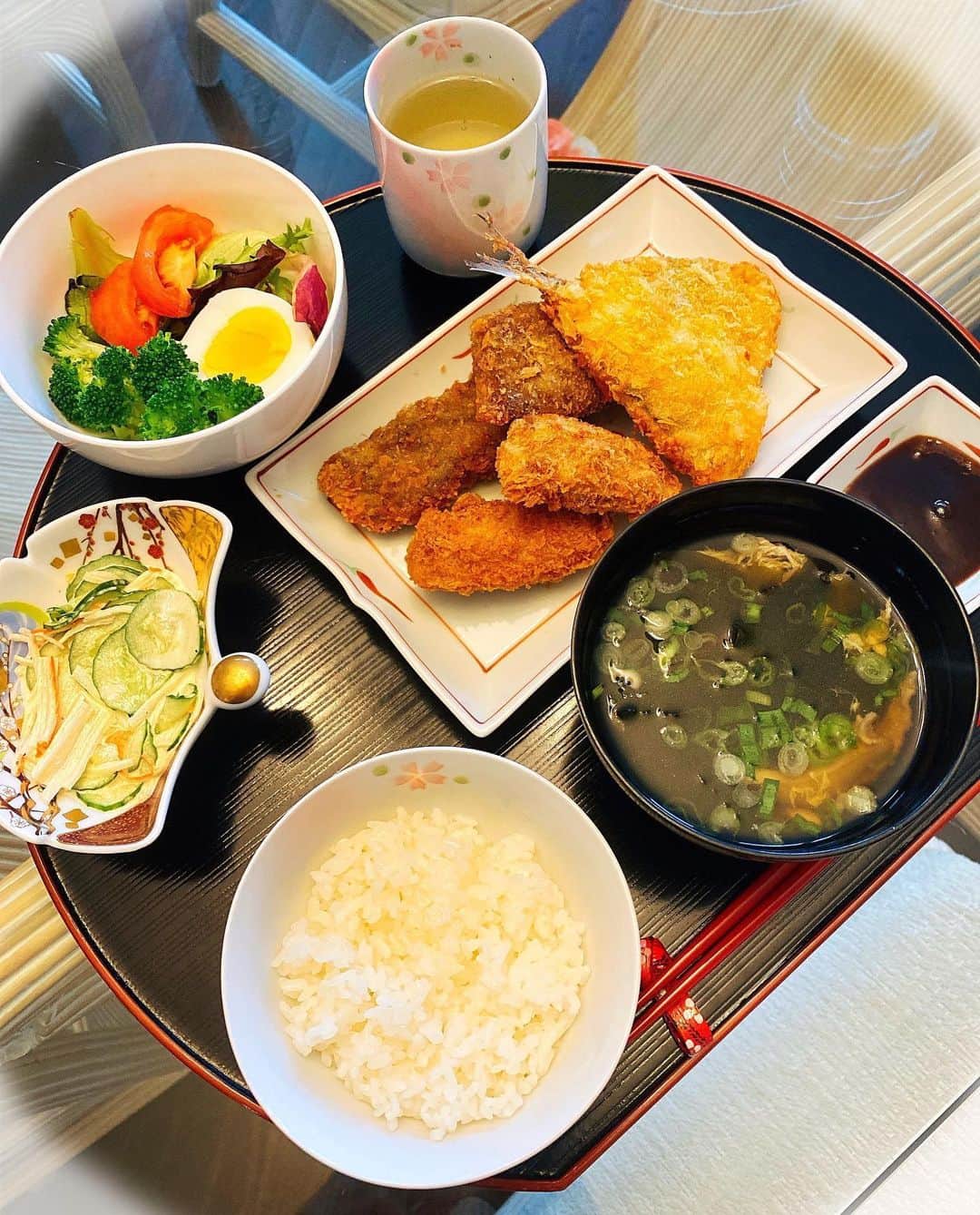 メロディー・モリタのインスタグラム：「Made tonight's dinner using my new deep frying pot!💕 Japanese aji-fry, kaki-fry, and katsu😋 J-supermarkets are continuing to limit the number of customers that can enter at once which can cause waiting time, so instead, I got delivered various cooking tools, condiments, etc.✨ * Out of the things I received, I Ioved the fact that Kit Kat changed their packaging from plastic to paper.💚 I thought their hashtag to end plastic waste, "Kitto Zutto" (surely forever) was touching, and I made a crane out of that packaging. sweet treat to wrap up my day!☺️ * 今日の晩ご飯！🍚🥢✨ 新しく届いた天ぷら鍋を使って、まわりがサクサク、中はふっくらジューシーなアジフライ＆カキフライなど😋 * 日系スーパーは今も人数制限で、暑い中30分は外で並ばなければならず... そこで、日本の食材などを自宅まで届けてくれるNYのサービスを利用してみました✨ * キットカット（抹茶味）のパッケージが紙に変わっていることを発見！環境にも優しい食後のデザートに癒されながら、外袋で久しぶりに鶴を折ってみました☺️ #dinner #Japanesefood #cooking #NY #midoriya #thankyou #キットずっと #ニューヨーク #晩ご飯」