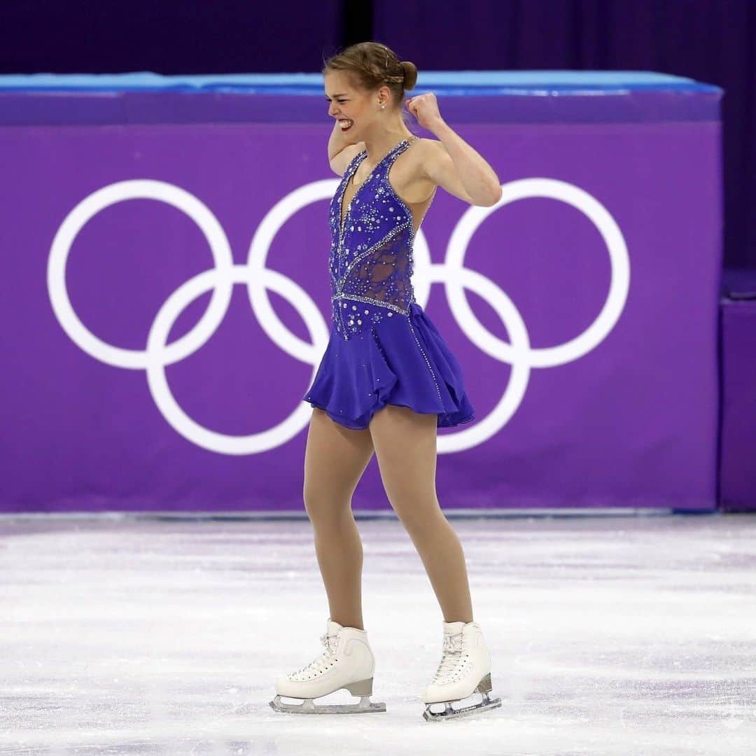 ニコル・ラジコワのインスタグラム：「Happy Olympic Day!! 💙💛🖤💚❤️」