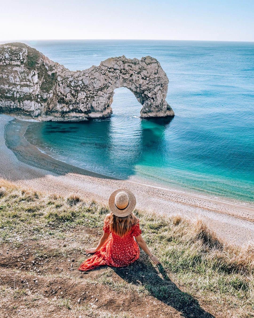 Izkizのインスタグラム：「Enjoying the view at Durdle Door in Dorset 💙 We can’t travel abroad right now so enjoying my home country and what better place to explore than the beautiful Jurassic Coast. This 155 km long stretch of coast in southern England gets it name thanks to the millions of years of history imprinted into the towering cliffs along the coastline #England」