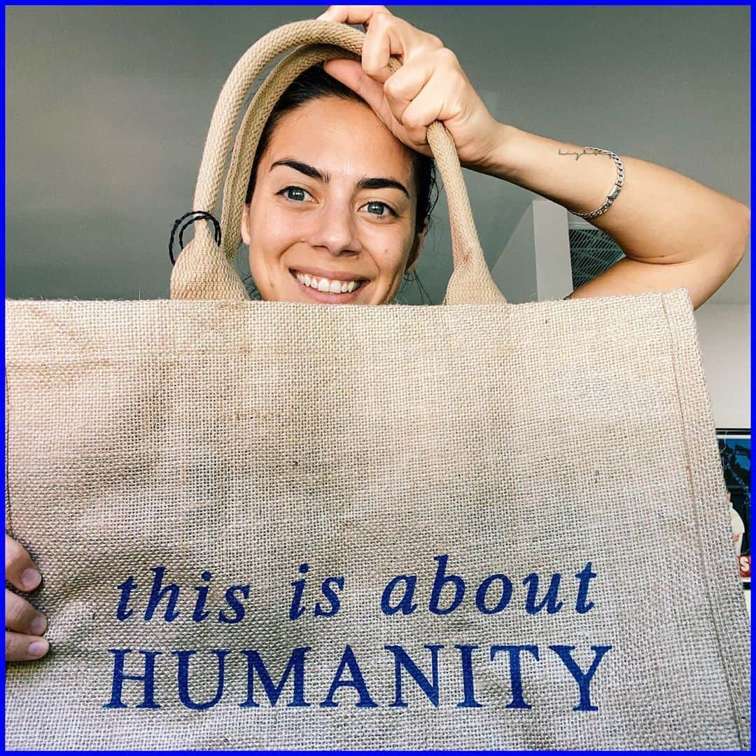ロレンザ・イゾのインスタグラム：「I wanted to share with you guys @thisisabouthumanity #pride🌈 month campaign. The crisis at the border is very much ongoing and incredibly harsh and tortuous with the pandemic. This is About Humanity is teaming up with @thelittlemarket and @mystoryplace to raise a $10,000 matching grant to support LGBTQ+ partner shelters & community centers at the U.S.-Mexico border.  The LGBTQ+ community is disproportionately turned away from receiving critical services at the border. Due to discrimination, when a family with an LGBTQ+ member arrives at most shelters, the entire family is turned away from refuge. As a result, the entire family looks to LGBTQ+ shelters for a safe space, as these are inclusive of all backgrounds. There are many ways to support this campaign, you can head to the tags on my first pics to either directly donate or write a story or purchase the tote.」