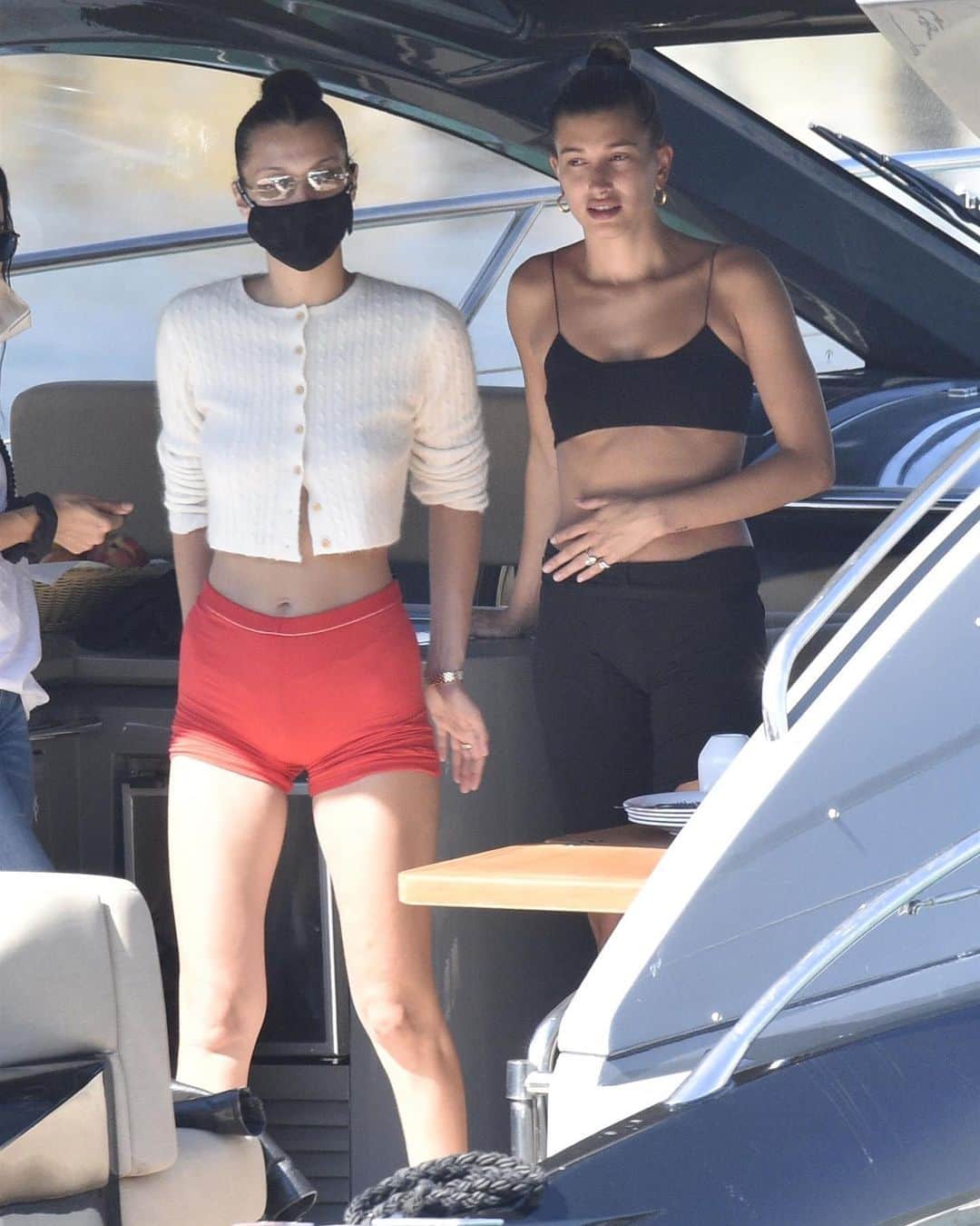 Just Jaredさんのインスタグラム写真 - (Just JaredInstagram)「Hailey Bieber and Bella Hadid jetted to Italy and were seen hanging out on a yacht today. Tap this pic in the LINK IN BIO for more photos.  #HaileyBieber #BellaHadid Photos: Backgrid」6月24日 3時40分 - justjared