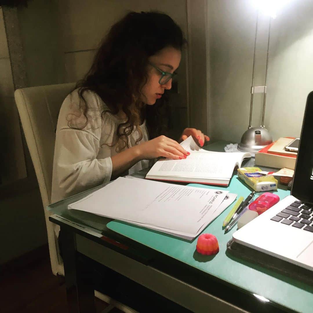 ジャダ・ルッソさんのインスタグラム写真 - (ジャダ・ルッソInstagram)「Preparando l’ultimo esame dell’anno...📚🍀 @uniecampus  @sabrina.gonzatto」6月24日 3時51分 - r_giadina