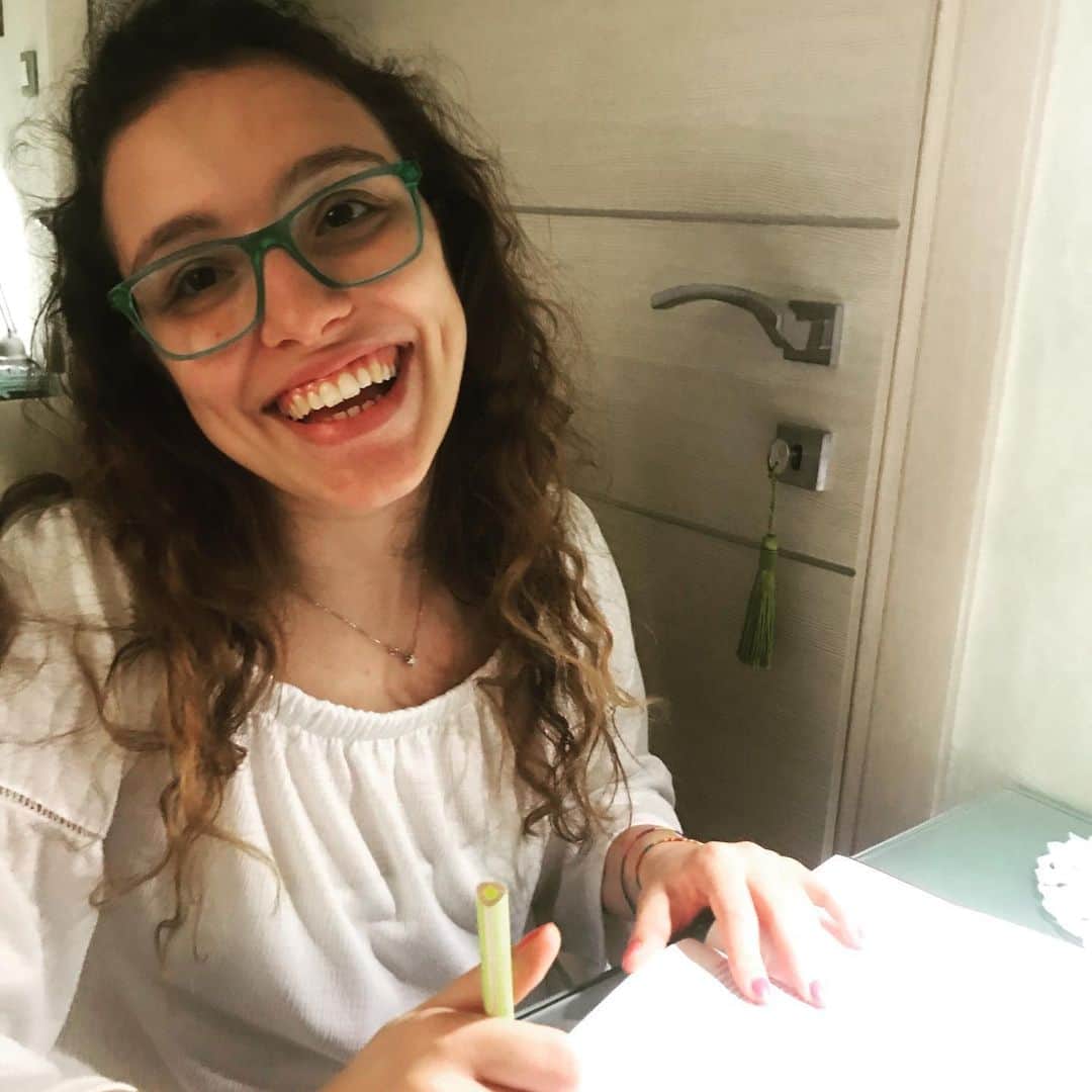 ジャダ・ルッソのインスタグラム：「Preparando l’ultimo esame dell’anno...📚🍀 @uniecampus  @sabrina.gonzatto」