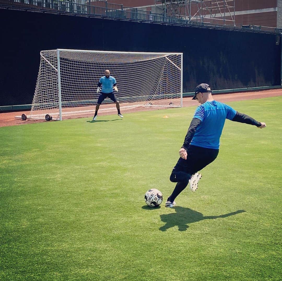 ティム・ハワードのインスタグラム：「Back in the saddle 🧤⚽️🧤 @memphis901fc @uslchampionship #DEFENDMEMPHIS」