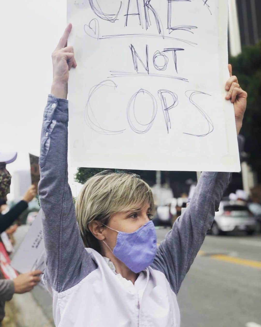 ハナー・ハートのインスタグラム：「🚨 CALLING ALL KARENS 🚨  Lots of morning protests are still happening bright and early! Grab a coffee & fight for students! ☕🤗 #CareNotCops  Follow your local chapters! (or here in Los Angeles @LA_StudentsDsrv & @BLMLA for deets) 📸by @mametown from this morning b4 we took over the street - note to self: gotta make a new sign this week that's more KEWT」