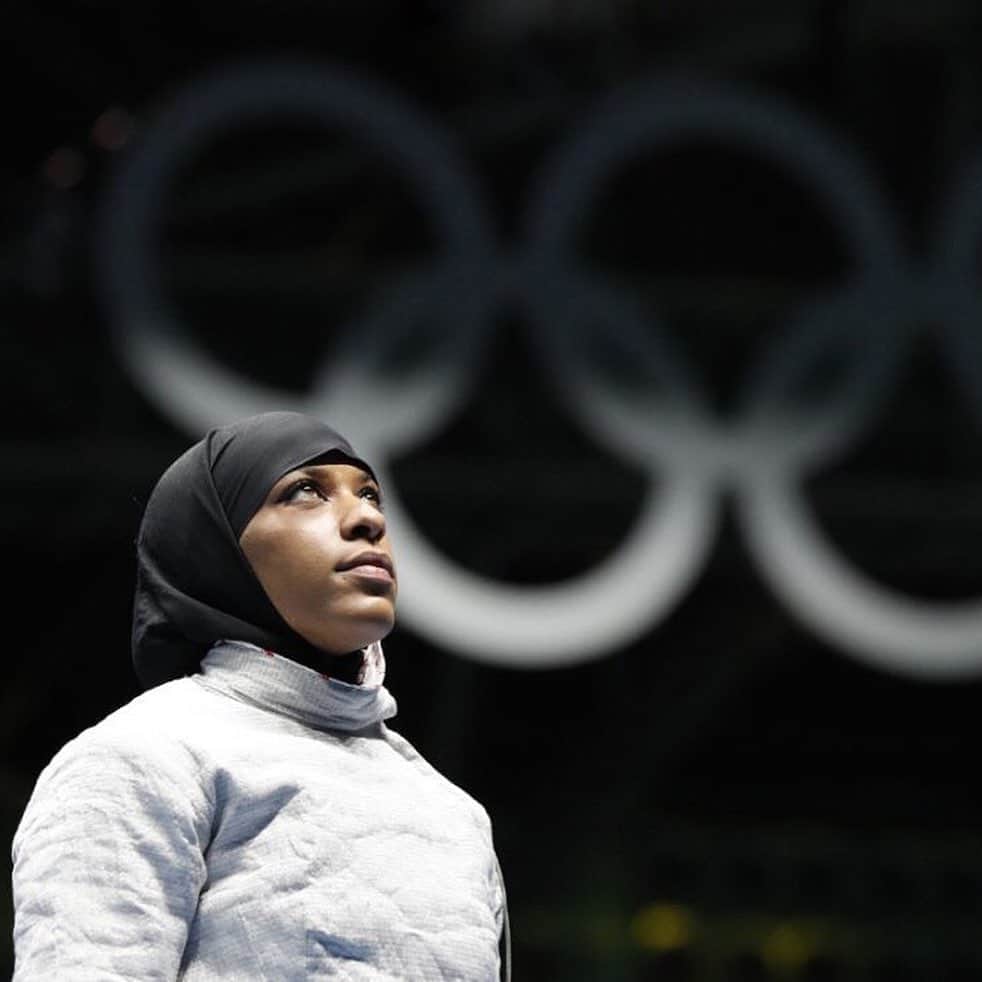 のインスタグラム：「Still the most unforgettable journey of my life— one of those dreams you want almost as bad as you want to breathe—willing to sacrifice things most people would never just to be successful— overcoming every hurdle of discrimination and every moment of injustice to make sure there’s space and opportunity for the next black girl or hijabi. Here’s to living your life on your own terms and defying society’s limited expectations of you ✊🏽🇺🇸 #HappyOlympicDay」