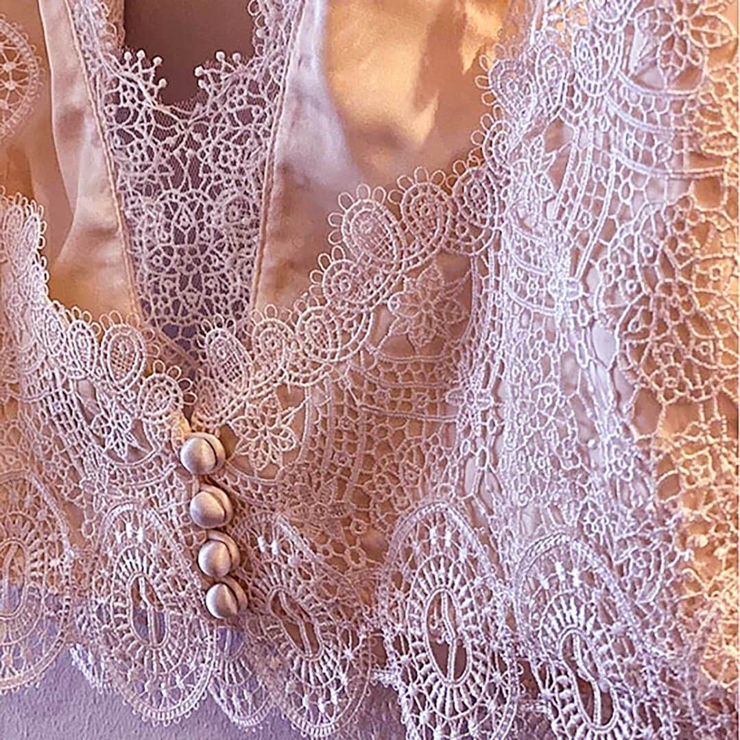 キャサリンディーンさんのインスタグラム写真 - (キャサリンディーンInstagram)「Luxuriate in the organic lace back details of our Michaela Top - the perfect piece to complete your boho-chic ensemble. ❄️ #bridalcouture #cdloves #weddingdressinspo #bridalcouture #catherinedeane #weddingdressinspo #wedding #catherinedeanebridal #weddingphotography #lacedress」6月24日 3時55分 - catherine__deane