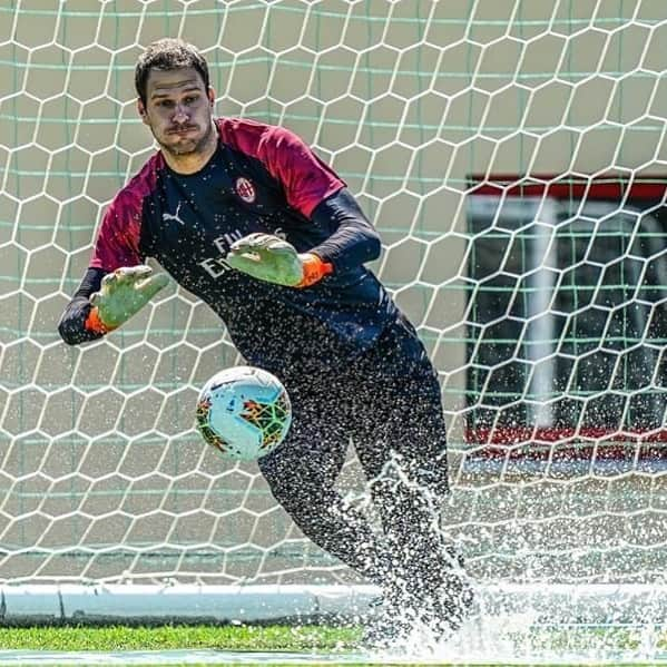 アスミル・ベゴヴィッチさんのインスタグラム写真 - (アスミル・ベゴヴィッチInstagram)「Back at work! @acmilan @ab1gk 🔴⚫️🧤🆎」6月24日 4時04分 - asmir1