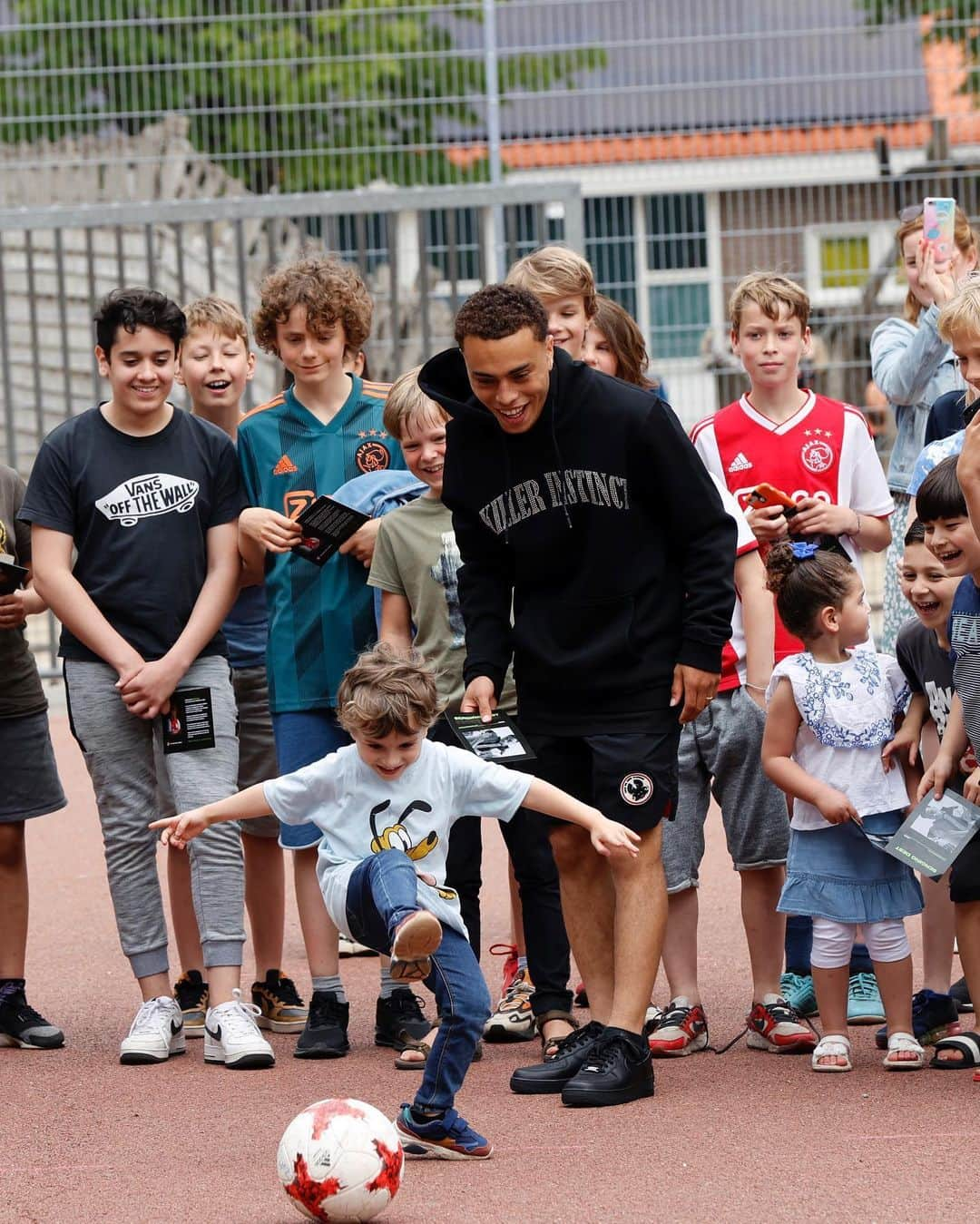 アヤックス・アムステルダムさんのインスタグラム写真 - (アヤックス・アムステルダムInstagram)「‪Inspire the next generation...🙌 #ForTheFuture ✘ Sergiño Dest ‬ ‪#TalentTuesday #ABNAMRO ‬」6月24日 4時05分 - afcajax