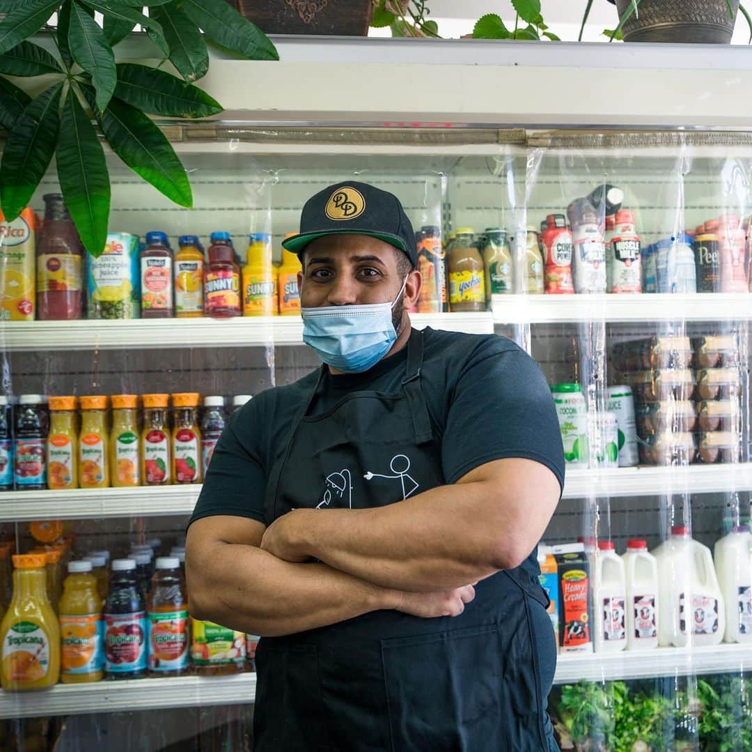 Vita Coco Coconut Waterのインスタグラム：「Alex is the owner of Deli-licious Bodega (yes, that’s a combo of deli and delicious) in Queens. He started working at a bodega with his dad when he was a kid, so opening his own store was a dream come true. Even though he’s usually in the back hustling to prep lunch, his customers always make sure to get his attention by shouting his name when they come in.  Less traffic from the pandemic has hurt his business – he says he’s never seen anything quite like this in his four years of ownership. But, he did enjoy when he got to tell the locals that his shop was going to be on TV after a news crew came in to interview his team. Is an Instagram post as cool as local TV? Probably not, but we can still try.  Help support Alex by visiting the Vita Coco Insta Bodega (link in bio)! Photo credit: @jerometraveller」