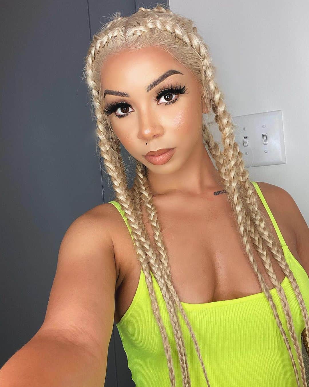 Brittany Rennerのインスタグラム：「Bitch pls 💅🏽 Hair: @ibanghair」