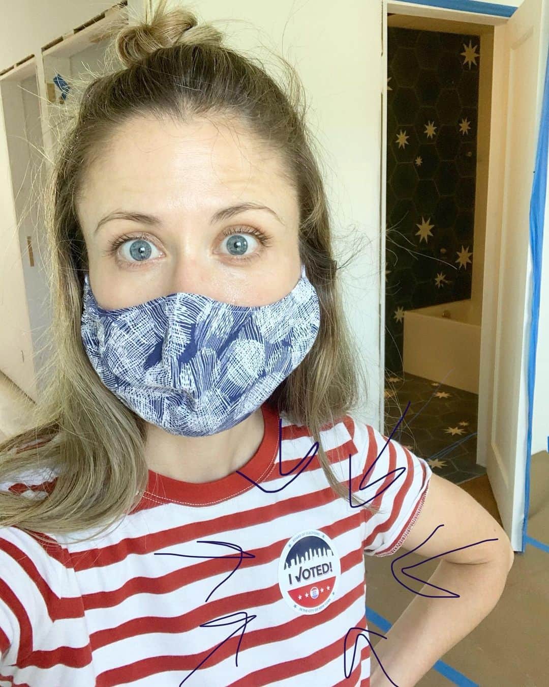 クレア・コフィーのインスタグラム：「#VOTE NYC (and Kentucky)!! No lines, no waiting at my polling place! Democracy rulez.」
