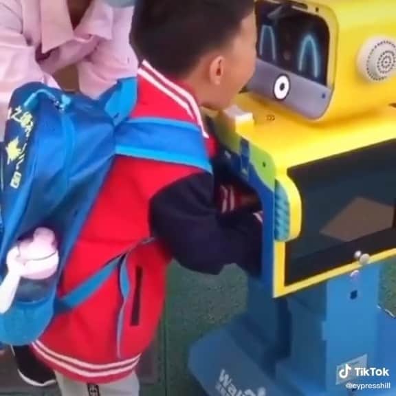 Average Parent Problemsのインスタグラム：「Does this video make you feel sad or optimistic? It actually made me feel like there is a way that kids could have a semi normal school experience next year. I just can’t imagine who would pay for it or lead the charge to make it happen. Video:  cypresshill on Tiktok」
