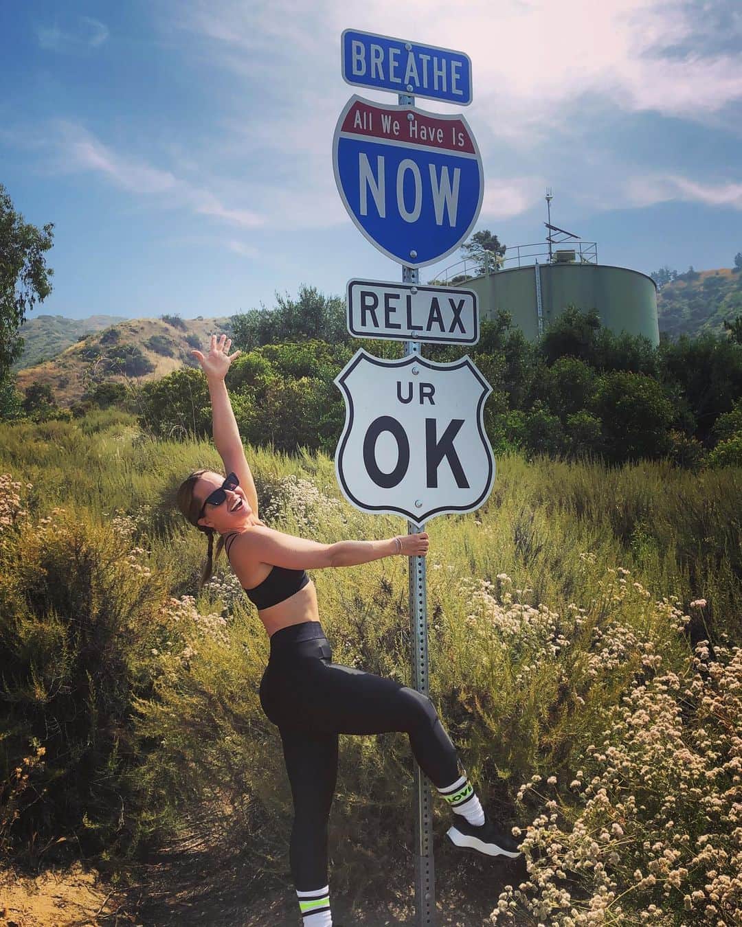 ミーナ・スヴァーリのインスタグラム：「Keep holding on and we’ll make it through. ✨✊🏻❣️」