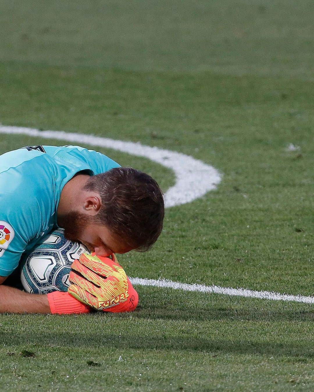 LFPさんのインスタグラム写真 - (LFPInstagram)「𝐌𝐘 𝐓𝐑𝐄𝐀𝐒𝐔𝐑𝐄... ❤️⚽️ • 𝐌𝐢 𝐭𝐞𝐬𝐨𝐫𝐨... ❤️⚽️ • #Oblak #Atleti #LevanteAtleti #LaLigaSantander #LaLiga」6月24日 4時45分 - laliga