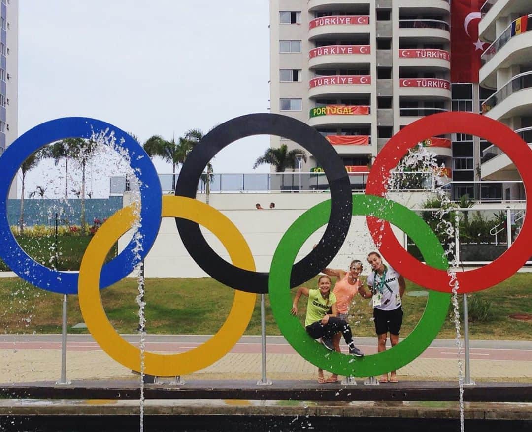 アレクサンドラ・ブルクハルトさんのインスタグラム写真 - (アレクサンドラ・ブルクハルトInstagram)「Happy Olympic Day! 💙💛🖤💚❤️ #olympicday #rio2016🇧🇷」6月24日 4時50分 - lexbu