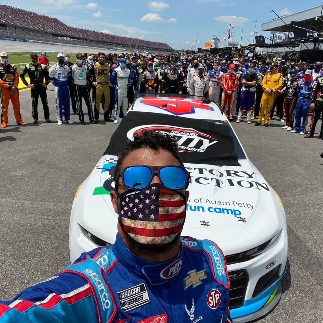 CNNさんのインスタグラム写真 - (CNNInstagram)「NASCAR drivers, pit crew members and others walked alongside Bubba Wallace and his car in a show of support at the Talladega Superspeedway on Monday a day after a noose was found in his garage. Wallace, wearing an American flag face mask, was emotional while hugging drivers and supporters. “This is truly incredible, and I’m proud be a part of this sport,” he said. Wallace is the only Black driver in NASCAR’s top circuit and has been an advocate of the Black Lives Matter movement and the corresponding protests against racism and police brutality. (📸: Twitter/@BubbaWallace, Chris Graythen/Getty Images, Brian Lawdermilk/Getty Images and John Bazemore/AP)」6月24日 5時00分 - cnn