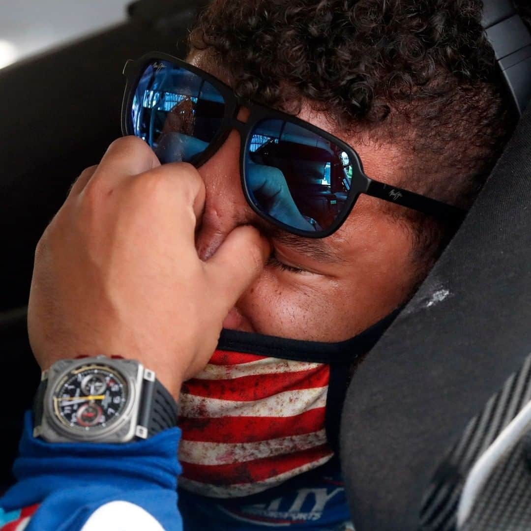 CNNさんのインスタグラム写真 - (CNNInstagram)「NASCAR drivers, pit crew members and others walked alongside Bubba Wallace and his car in a show of support at the Talladega Superspeedway on Monday a day after a noose was found in his garage. Wallace, wearing an American flag face mask, was emotional while hugging drivers and supporters. “This is truly incredible, and I’m proud be a part of this sport,” he said. Wallace is the only Black driver in NASCAR’s top circuit and has been an advocate of the Black Lives Matter movement and the corresponding protests against racism and police brutality. (📸: Twitter/@BubbaWallace, Chris Graythen/Getty Images, Brian Lawdermilk/Getty Images and John Bazemore/AP)」6月24日 5時00分 - cnn