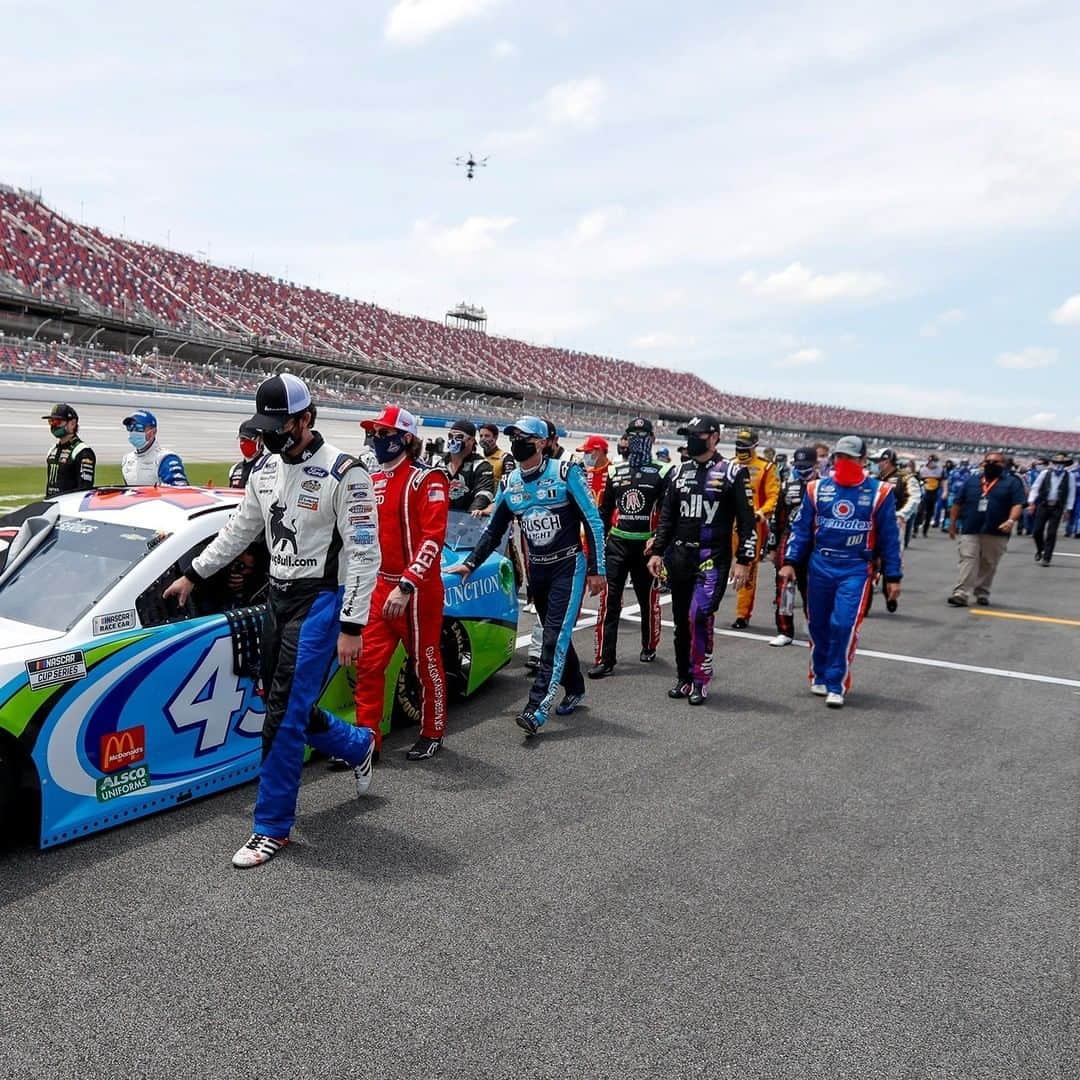 CNNさんのインスタグラム写真 - (CNNInstagram)「NASCAR drivers, pit crew members and others walked alongside Bubba Wallace and his car in a show of support at the Talladega Superspeedway on Monday a day after a noose was found in his garage. Wallace, wearing an American flag face mask, was emotional while hugging drivers and supporters. “This is truly incredible, and I’m proud be a part of this sport,” he said. Wallace is the only Black driver in NASCAR’s top circuit and has been an advocate of the Black Lives Matter movement and the corresponding protests against racism and police brutality. (📸: Twitter/@BubbaWallace, Chris Graythen/Getty Images, Brian Lawdermilk/Getty Images and John Bazemore/AP)」6月24日 5時00分 - cnn