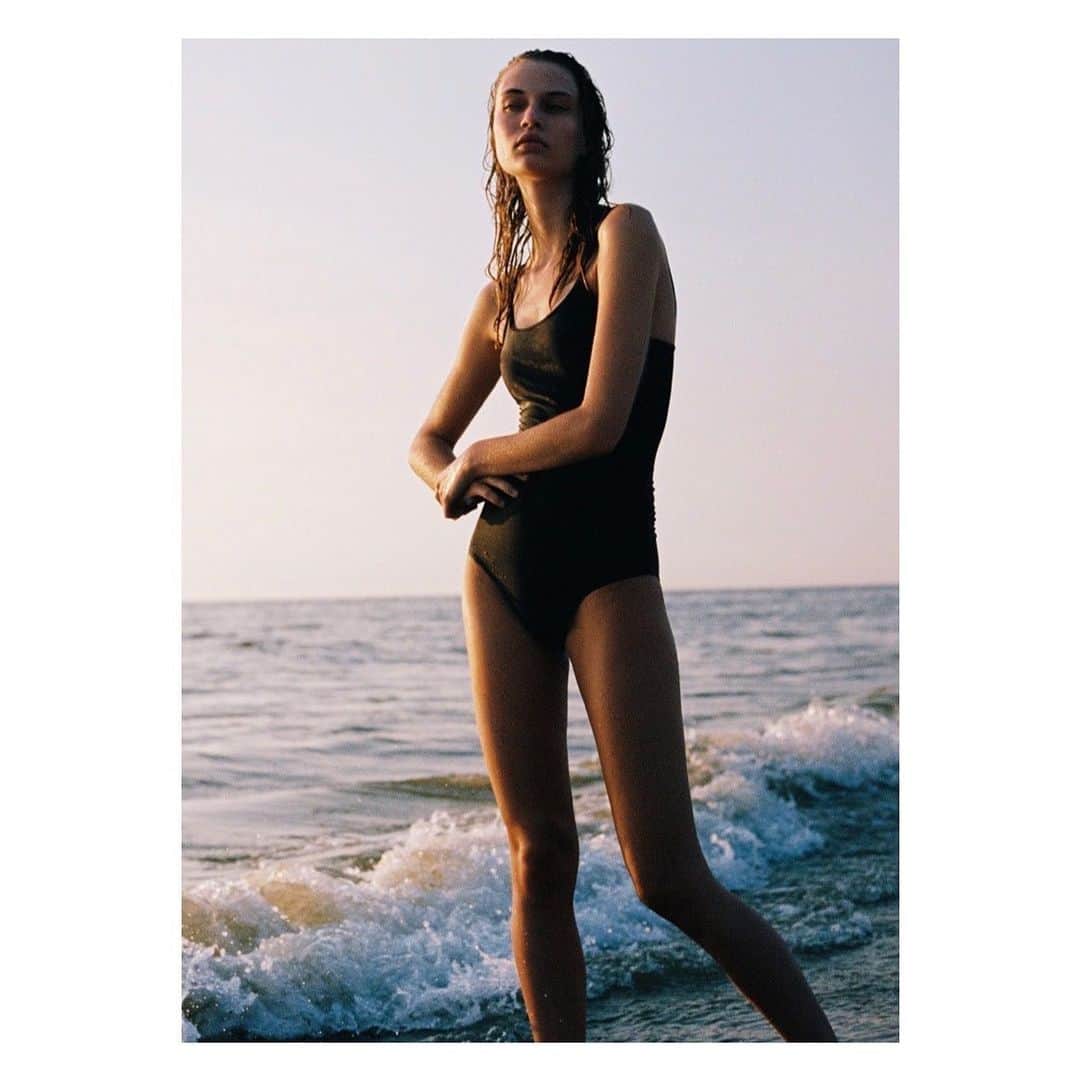 リカさんのインスタグラム写真 - (リカInstagram)「Evening Swim 🖤  #summersuit #connor #summerwardrobe #timeless #keepitsimple - captured by @walterpierrephotography」6月24日 5時06分 - rikastudios_
