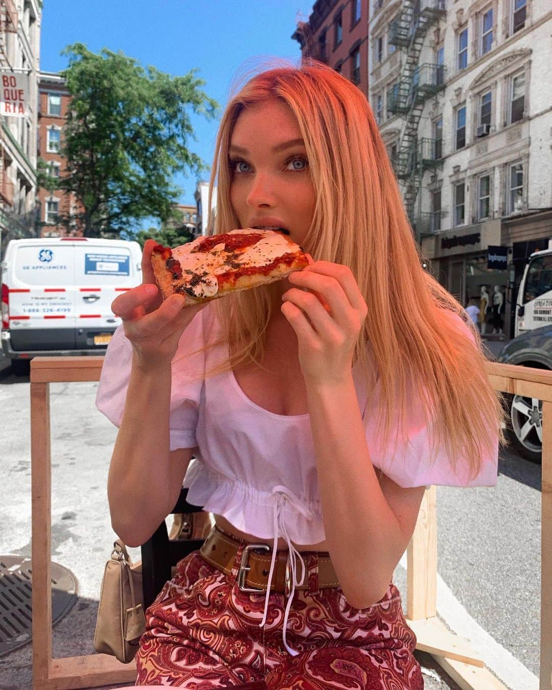 エルザ・ホスクさんのインスタグラム写真 - (エルザ・ホスクInstagram)「Thanks Tom for telling me I had pizza all over my teeth」6月24日 5時13分 - hoskelsa