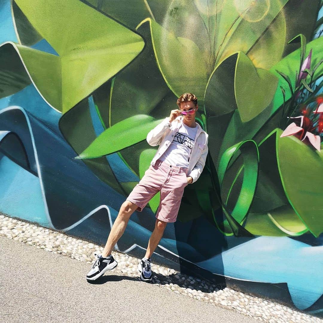 Olick Chinoのインスタグラム：「Make sure everybody is watching.....👀👀😝 Ph by my bitch @matteo_pretto 😜  #picoftheday #sunnyday #graffitiart #pink #summertimevibes」
