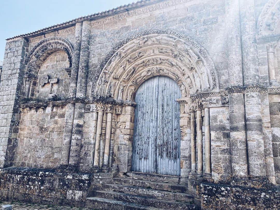 カロリーヌ・ド・メグレのインスタグラム：「XIIth century, Roman architecture Parthenay, Deux-Sèvres 🇫🇷」