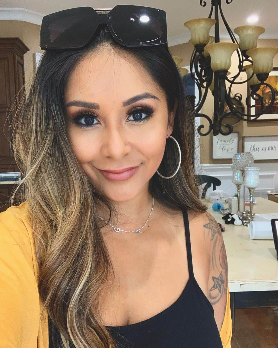 ニコール・ ポリッツィのインスタグラム：「I forgot what showering and getting myself together feels like🤭 #MAWMA #SnookiLashes #SnookiBalm」