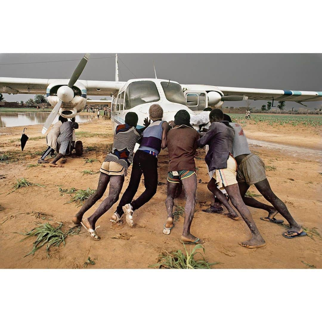 スティーブ・マカリーさんのインスタグラム写真 - (スティーブ・マカリーInstagram)「The #Sahel is a region in #Africa between the Sahara and Savanna. Decades of desertification have changed the landscape and ways of life. 1st image: Boy walks from his home, #Timbuktu, #Mali, 1986. 2nd image: The family of this Tuareg woman once roamed the Sahel with hundreds of cattle, but drought caused their nomadic lifestyle to end. #Gao, 1986. 3rd image: In 1986, I was flying from Timbuktu to Bamako when the pilot got lost in a sandstorm. After circling and scanning the landscape looking for a place to land, the pilot spotted a millet field, small, but flat. We shuddered to a stop with a few hard bounces as villagers ran out to see what had happened. We had to spend the night sleeping under the wing of the plane. The next morning, villagers helped push the plane so the pilot could get it started.  #SteveMcCurry」6月24日 5時33分 - stevemccurryofficial