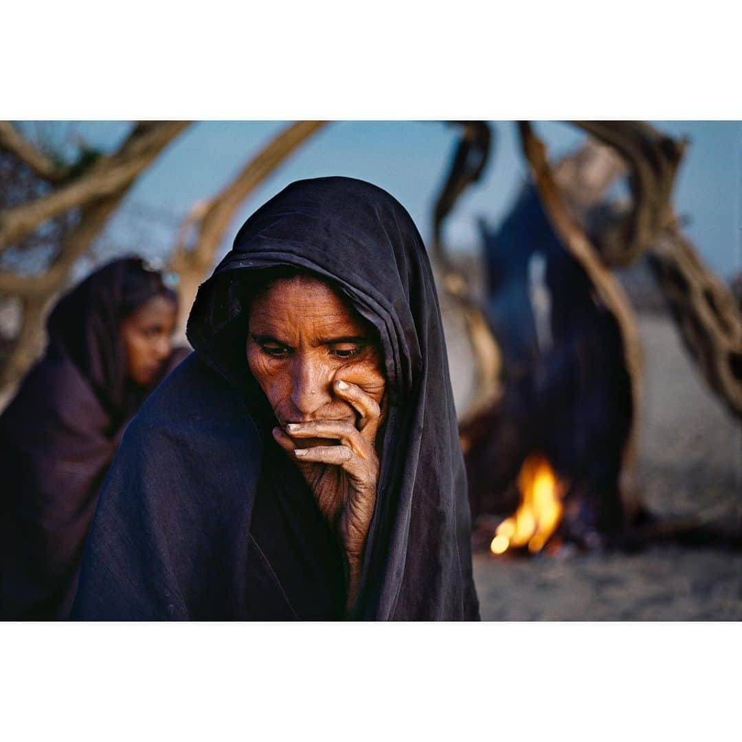 スティーブ・マカリーさんのインスタグラム写真 - (スティーブ・マカリーInstagram)「The #Sahel is a region in #Africa between the Sahara and Savanna. Decades of desertification have changed the landscape and ways of life. 1st image: Boy walks from his home, #Timbuktu, #Mali, 1986. 2nd image: The family of this Tuareg woman once roamed the Sahel with hundreds of cattle, but drought caused their nomadic lifestyle to end. #Gao, 1986. 3rd image: In 1986, I was flying from Timbuktu to Bamako when the pilot got lost in a sandstorm. After circling and scanning the landscape looking for a place to land, the pilot spotted a millet field, small, but flat. We shuddered to a stop with a few hard bounces as villagers ran out to see what had happened. We had to spend the night sleeping under the wing of the plane. The next morning, villagers helped push the plane so the pilot could get it started.  #SteveMcCurry」6月24日 5時33分 - stevemccurryofficial