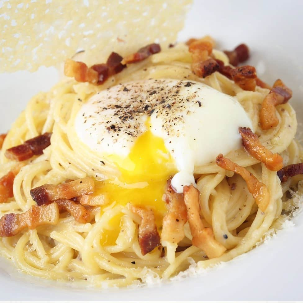 Arancino Di Mareのインスタグラム：「Have you tried our ‘deconstructed’ Carbonara featuring local #waimanatkg egg?! #arancinodimare #arancino #italian #carbonara #supportlocalbusiness #hawaii #italianrestaurant #eatlocal #イタリア #oahu #pasta #🍕#hawaiisbestkitchens #honolulu #honolulumagazine #808 #support808 #アランチーノディマーレ #アランチーノ #イタリアン #ハワイ #おいしい #ホノルル #haleainaawards #おうちでアランチーノ #spaghetti #ハワイ大好き #パスタ #egg」