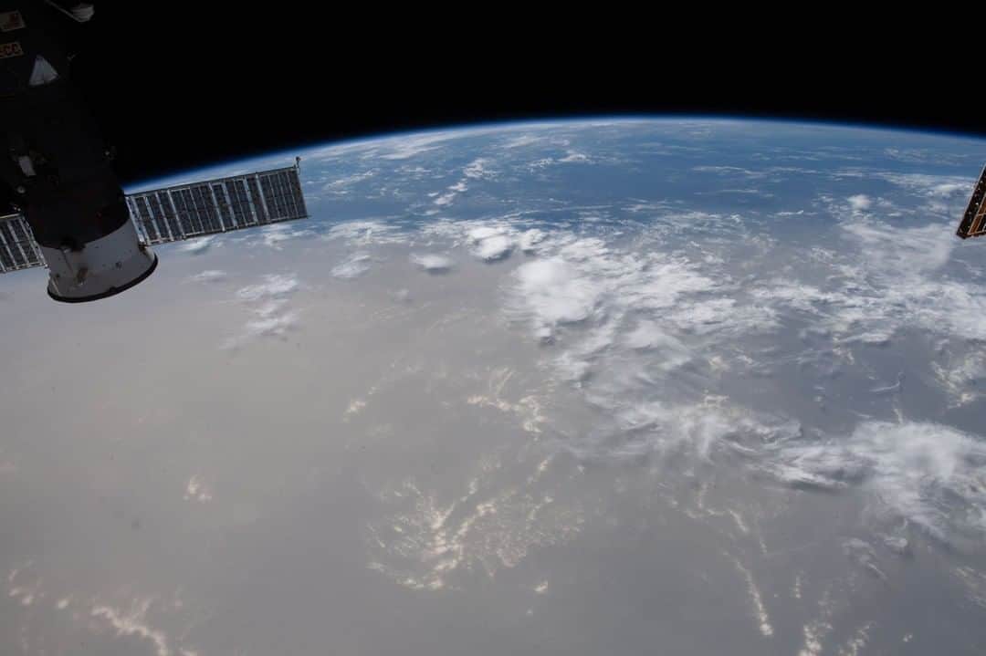 国際宇宙ステーションさんのインスタグラム写真 - (国際宇宙ステーションInstagram)「The station orbited above the shadow of the solar eclipse in Asia then the Saharan dust cloud over the Atlantic on June 21.」6月24日 5時38分 - iss