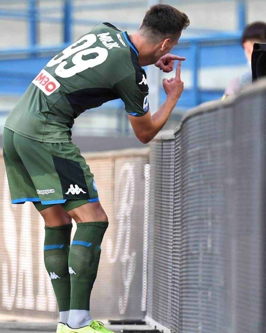 アルカディウシュ・ミリクのインスタグラム：「Goal con dedica. Grazie di tutto. Ti amo #papa’ ❤️⚽️#forzanapoli  Goal dedicated to...thanks for everything. Love you #dad ❤️⚽️#forzanapoli  To dla Ciebie tato! Dziękuję za wszystko. Kocham Cię. #tata ❤️⚽️#forzanapoli」