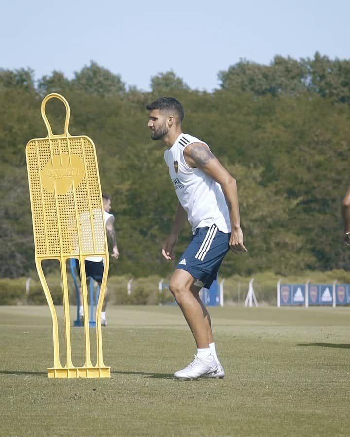 リサンドロ・ロペスのインスタグラム：「Se extraña el día a día, también el Domingo a Domingo, como seguramente ustedes extrañan ir a la cancha. Estaremos cada vez más cerca de volver o cada vez más lejos??? #AguanteBoca  Muchas gracias por el video @axel_iribarne」