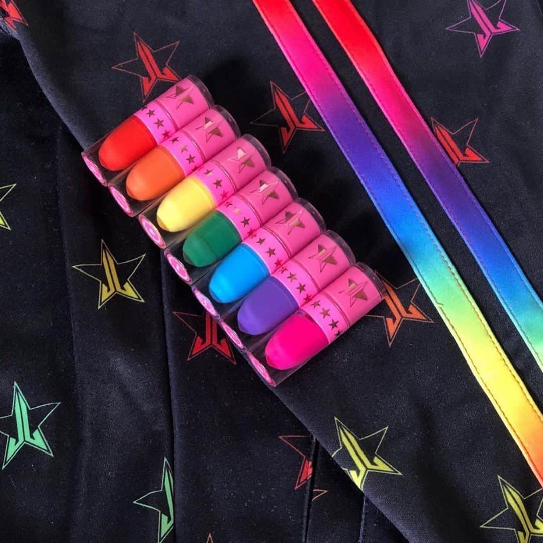 Jeffree Star Cosmeticsさんのインスタグラム写真 - (Jeffree Star CosmeticsInstagram)「Be YOU ❤️🧡💛💚💙💜 @literallylewis2.0 laying our rainbow mini bundle & rainbow tracksuit 🌈 #jeffreestarcosmetics」6月24日 6時10分 - jeffreestarcosmetics