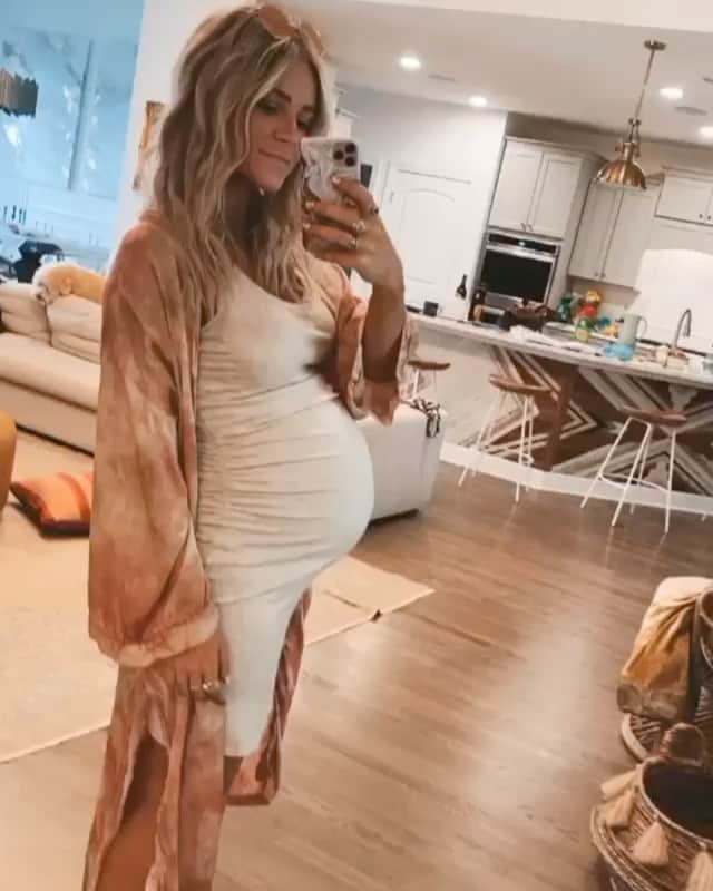 ブルーライフのインスタグラム：「the cutest mama to be we ever did see! @hunterpremo is glowing in the daydreamer robe 💫🕊💛 #shopplanetblue」