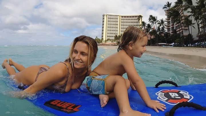 アラナ・ブランチャードのインスタグラム：「Made a lil edit of our stay in Waikiki ☺️💙 we had so much fun!」