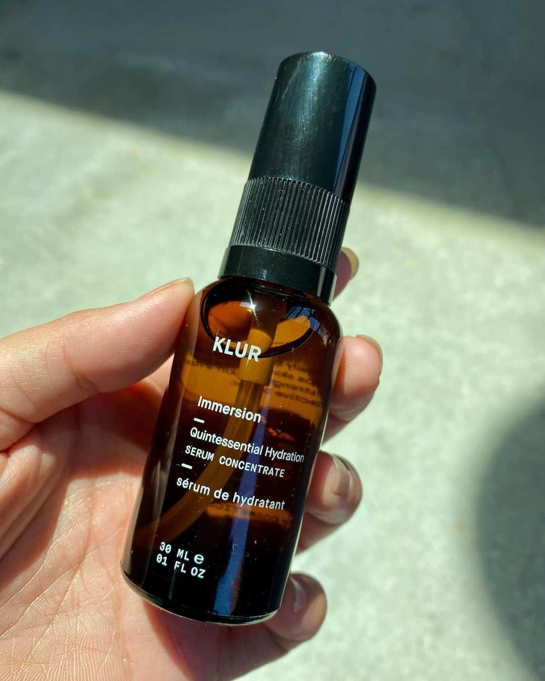 ミシェル・ファンさんのインスタグラム写真 - (ミシェル・ファンInstagram)「Excited to add a new addition to my skincare collection, Immersion Quintessential Hydration serum by @klur.co a botanical, eco-inclusive skincare brand that is founded by Lesley Thornton, a black entrepreneur. I appreciate how the bottles are amber, protecting the active ingredients from sunlight. I never understood brands that have vitamin C serums in clear bottles, so I already know this brand takes skincare seriously. My first impression with Klur, from the website, packaging, ingredients to formulation is how thoughtfully designed everything is. Excited to try more from this brand, but most products are sold out ( which tells me they don’t overproduce and their batches are fresh ), so def do an email signup for restock notifications. Oh and this isn’t sponsored, I bought this product. If they’re any other black owned skincare brands I should try out, please comment! ❤️」6月24日 6時20分 - michellephan